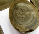 L'intérieur évoque la structure fibreuse et rayonnante des rostres de bélemnites ; l'aspect chatoyant évoque également 'l’œil de tigre' et l'ordonnancement de ses fibres soyeuses jaunes à brunes