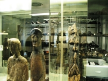Dans le sanctuaire guérisseur de sources se mêlent remède et prière: des figures sculptées déposées par les pèlerins pour implorer une guérison....