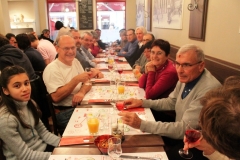 Au restaurant, kir en apéritif en attendant un menu typiquement bourguignon.....