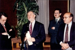 Yves Coppens prend la parole après la remise du diplôme de Membre d'Honneur du Club géologique. Photo Maryse Le Gal