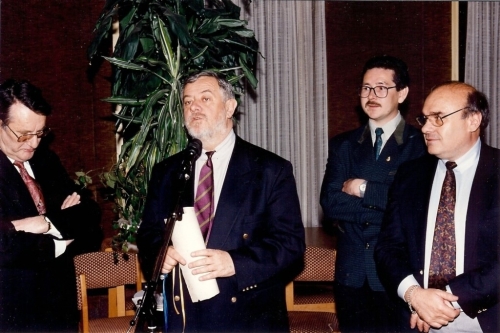Yves Coppens prend la parole après la remise du diplôme de Membre d'Honneur du Club géologique. Photo Maryse Le Gal