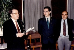 Cérémonie de remise du diplôme de Membre d'Honneur du club à Yves Coppens. Discours de jacques Géraud Pdt du Club. A ses côtés Yves Le Maguet et Georges Vancraynest, membres du Club, co-organisateurs de l'exposition "l'Odyssée préhistorique" en 1991 au centre culturel André Malraux au Kremlin Bicêtre (94). Photo Maryse Le Gal