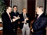 Jacques Géraud remet à Yves Coppens le diplôme de Membre d'Honneur du Club Géologique.