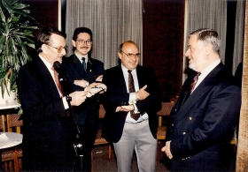 Jacques Géraud remet à Yves Coppens le diplôme de Membre d'Honneur du Club géologique. Aux côtés de Jacques Géraud :  Yves Le Maguet et Georges Vancraynest, membres du Club, co-organisateurs de l'exposition "l'Odyssée préhistorique" en 1991 au centre culturel André Malraux du Kremlin Bicêtre (94). Photo Maryse Le Gal