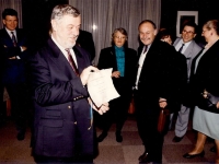 Yves Coppens exhibe son diplôme de Membre d\'Honneur du Club Géologique.