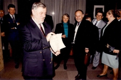 Yves Coppens exhibe son diplôme de Membre d'Honneur du Club géologique. Photo Maryse Le Gal