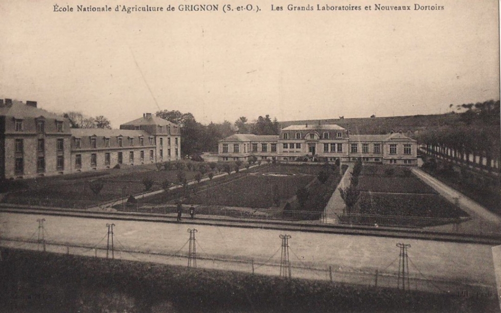 Grignon - Les grands laboratoires. Carte postale collection Maryse Le Gal
