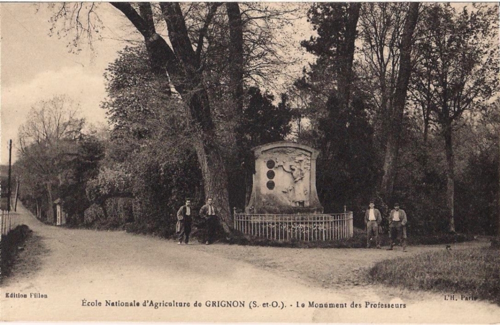 Grignon - Monument des professeurs. Carte postale collection Maryse Le Gal