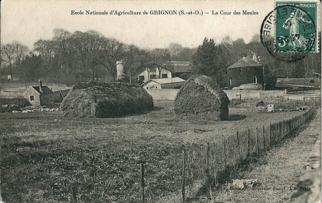 Grignon - La cour des meules et le pigeonnier. Carte postale collection Maryse Le Gal