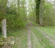 Stèle à l'entrée du chemin qui mène à la falunière