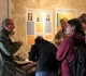 Au pigeonnier, Hervé intéresse le public aux fossilles à travers une Binoculaire - Photo Claude HY