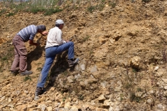 Daniel et Jacques à la recherche du niveau à Chondroceras - Photo Christian B.
