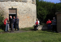 Bain de soleil devant le pigeonnier en attendant les autres participants - Photo JMP