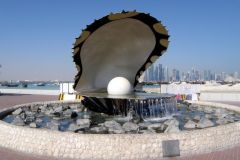 Le monument de la perle à Doha, symbole du passé du Qatar dans la pêche aux huitres perlières 