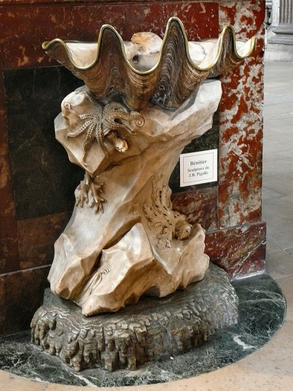 Tridacne géant offert par la République de Venise au roi François Ier.  Bénitier monté en l'église St Sulpice Paris par Jean-Baptiste Pigalle (fin 18ème)
