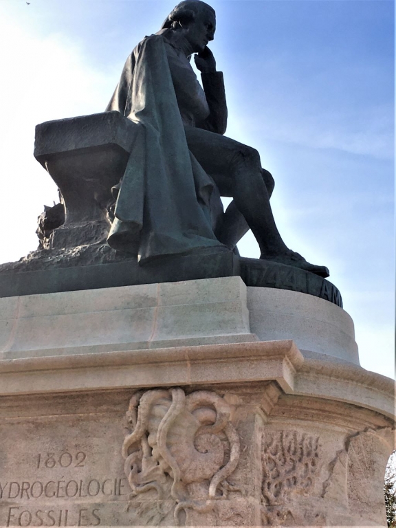 Statue de JB Lamarck à l'entrée du jardin des plantes (MNHN Paris)