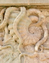 Argonaute sur le socle de statue de JB Lamarck à l'entrée du jardin des plantes (MNHN Paris)1