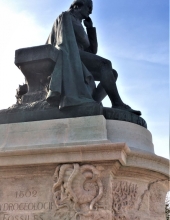 Statue de JB Lamarck à l'entrée du jardin des plantes (MNHN Paris)