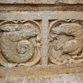 A gauche, ammonite à tête de lapin - Cathédrale St Jean- Lyon (XIVème siècle) Ebrasement du portail sud - © 2016 Pierre Thomas - Planet-Terre