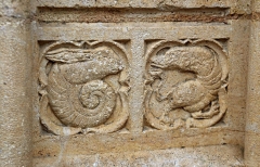 A gauche, ammonite à tête de lapin - Cathédrale St Jean- Lyon (XIVème siècle) Ebrasement du portail sud - © 2016 Pierre Thomas - Planet-Terre