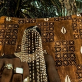 Cauris en cascade. Cultures Of WestAfrica - Photo O'kiins Howara