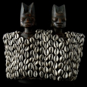 Poupées Ibeji Yoruba (Nigeria), un homme et une femme, couverts de cauris