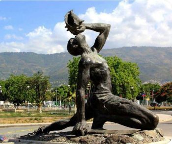 Statue du Marron inconnu, symbole de l'esclave libéré - Sculpture de Nèg Mawon, Port au Prince (Haïti).  Le terme de « marron » vient de l’espagnol cimarrón, « vivant sur les cimes » (de cima, « cime »), qui apparaît dès la conquête d’Hispaniola. C’est un mot emprunté aux Arawaks et qui désigne des animaux qui, de domestiques, retournent à l'état sauvage. À partir de 1540, ce terme désigne les esclaves fugitifs (article marronage in Wikipedia)