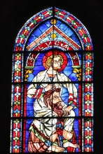 Saint Luc juché sur les épaules du prophète Jérémie  - Lancette sous la rosace de la façade sud - Crédit Jean-Yves Cordier.