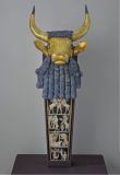 Grande lyre à décor de mosaïque provenant d'une tombe royale à Ur : or, lapis-lazuli, coquille nacrée, argent, bitume et bois - détail - v. -2600 BC - © Penn Museum de Philadelphie