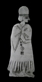 Femme coiffée d'un polos (sorte de chapeau en feutre) - Elément d'incrustation de coquille d'un panneau décoratif - Mari. - Musée de Damas - © archeologie.culture.gouv_.fr_