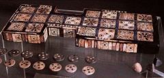 Plateau du 'jeu royal d'Ur' : bois couvert d'une marqueterie de coquilles nacrées, de cornaline et de lapis-lazuli- Trouvé dans une tombe royale - 2600-BC - British Museum