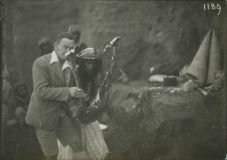 Découverte de l'une des lyres par Sir Leonard Woolley - Ur - © Penn Museum de Philadelphie