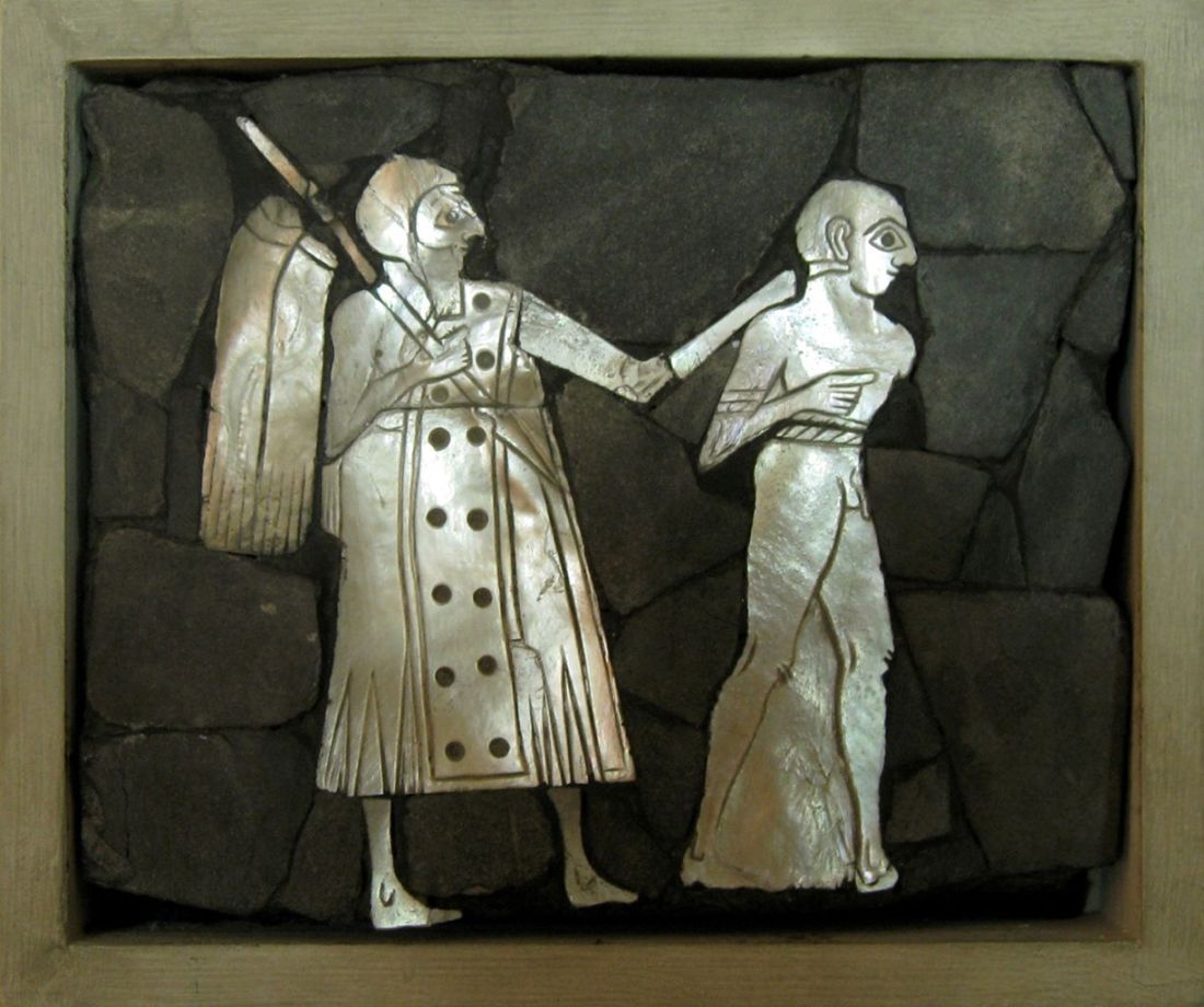 Soldat menant un prisonnier nu - coquille nacrée, schiste - provenance Mari, basse Mésopotamie – env. 2600 av.-J.-C.  - Musée d'Alep - © archeologie.culture.gouv.fr
