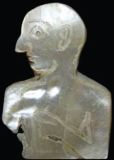 Tête et buste d'homme - Coquille nacrée - En surbrillance sur le thorax, les traces d'insertion des muscles adducteurs fixés à la surface interne des deux valves - Mari - Musée de Damas © Couturaud 2013