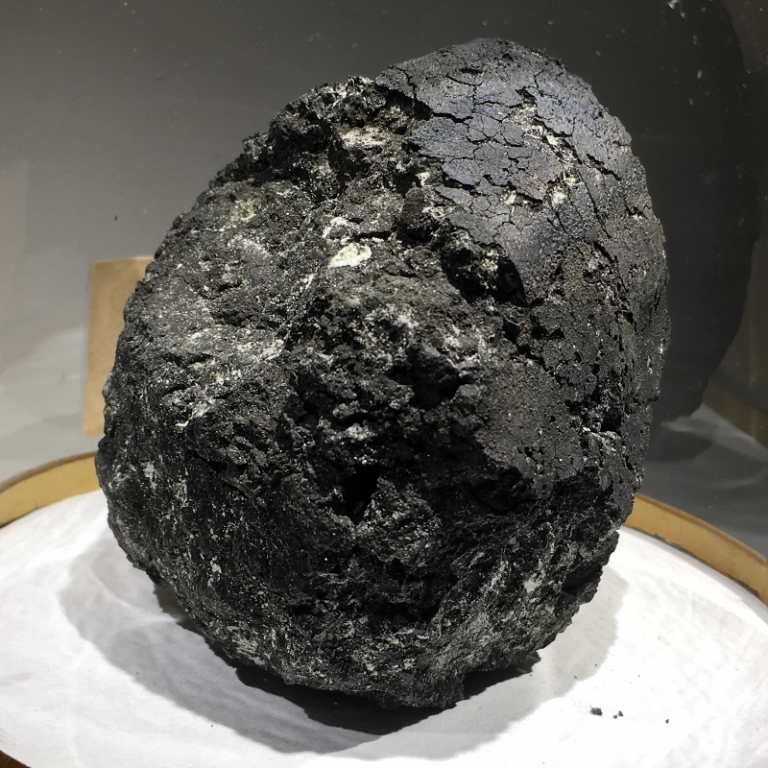 Chondrite carbonée. Météorite Orgueil tombée en 1864 en France. Sa composition chimique proche de celle du soleil viendrait d'une comète et en fait une des météorites les plus étudiées au monde.