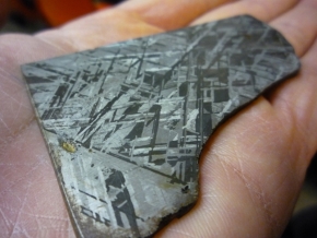 Figures de Widmanstätten sur une section de météorite de fer traitée à l'acide. Photo Wikipedia