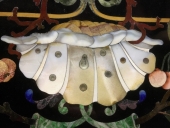 Détail de la table au collier de perles - Photo JD