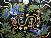 Quatre oiseaux tenant deux rubans en jaspe rouge et un collier de perles en calcédoine