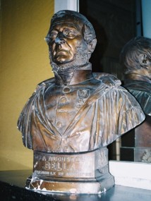Buste de M. Bella dans la bibliothèque de l'école - Photo Maryse Legal (2006)
