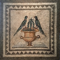 Mosaïque aux perruches ; tesselles de marbre et pates de verre – St Romain en Gal ( Vienne romaine) Rhône, 2ème siècle.  Musée de Grenoble. Photo JD