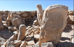 Khashabiveh - vue complète du sanctuaire Jordanien précédée de deus statues anthropomorphes - 9000 ans BP - © South Eastern Badia Archaeological Project