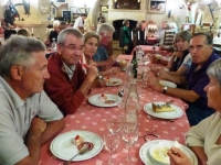 Le repas du soir. Daniel, Jacques, Colette, Christian, Jean Michel, Hélène, Claude, Nadine et Jacqueline.... derrière l\'appareil photo.