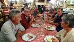 Le repas du soir. Daniel, Jacques, Colette, Christian, Jean Michel, Hélène, Claude, Nadine et Jacqueline.... derrière l\'appareil photo.