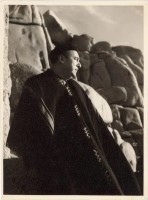 Pablo Neruda au Macchu Picchu en 1943 © Archives Fundación Pablo Neruda « photo issue du Quarto Pablo Neruda Résider sur la terre – éditions Gallimard