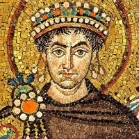Empereur Justinien 1er couvert d'une tunique teinte en pourpre - Mosaïque Basilique San Vitale à Ravenne (Italie)