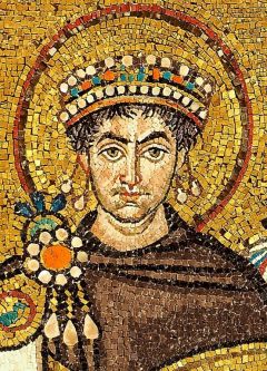 Empereur Justinien 1er couvert d'une tunique teinte en pourpre - Mosaïque Basilique San Vitale à Ravenne (Italie)