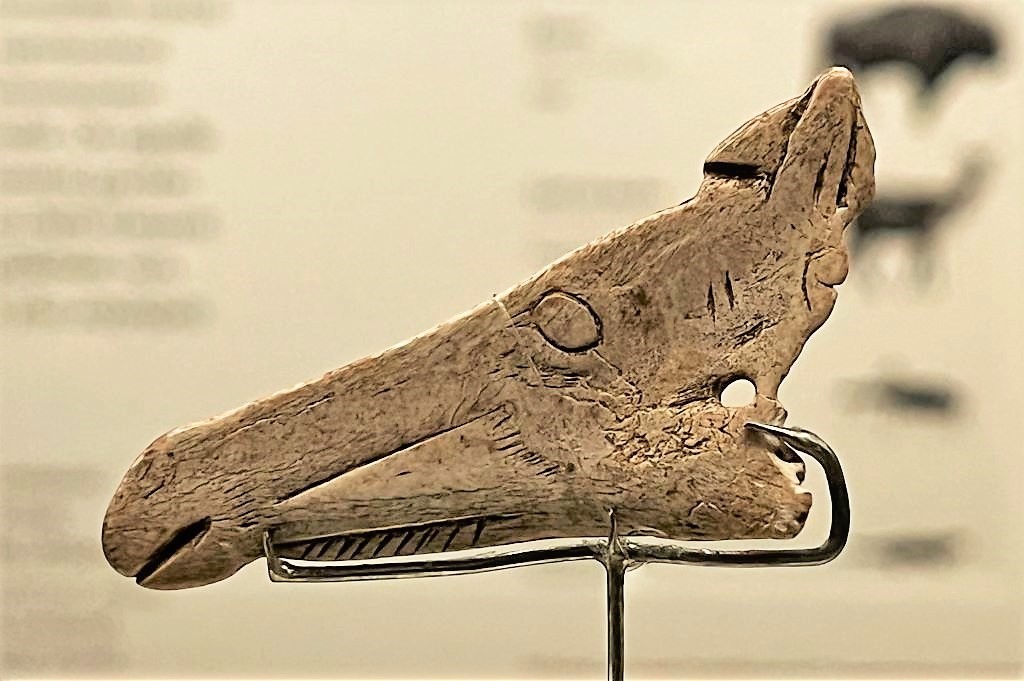Contour d'une tête de cheval découpée et gravée dans un os - Grotte d'Enlène à Montesquieu-Avantès (Ariège) - Epoque magdalénienne (12 000 à 14 000 ans) - Musée de l'Homme