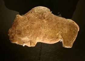 Bison sculpté - Grotte d'Isturitz -Pyrénées-Atlantiques - Epoque magdalénienne (12 000 à 14 000 ans) - MAN-St-Germain