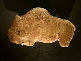 Bison sculpté - Grotte d'Isturitz -Pyrénées-Atlantiques - Epoque magdalénienne (12 000 à 14 000 ans) - MAN-St-Germain