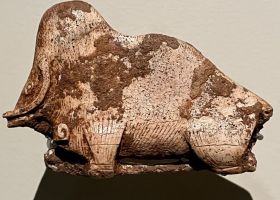 Fragment de propulseur en bois de renne orné d’une figure de mammouth en ronde bosse provenant de la grotte de Canecaude à Villardonnel (Aude) - Epoque magdalénienne (12 000 à 14 000 ans)